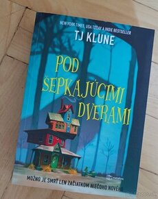 Pod šepkajúcimi dverami - ideálne plážové čítanie