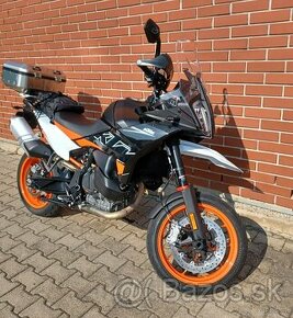 KTM 890 SMT + výbava, 03/2024 (model 2023), s DPH