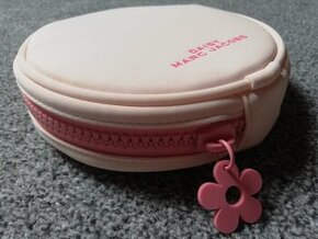 Predám kozmetickú taštičku - Marc Jacobs Daisy + gumičky