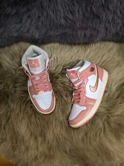 Topánky Air Jordan 1 Mid SE – Red Stardust dámske