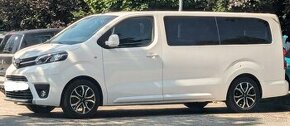 Na prenájom 9-miestna dodávka Toyota Proace Shuttle.