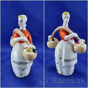 Starý porcelán  - žena s košmi              14 cm - 1