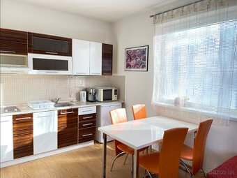 Priestranný a slnečný apartmán 250 m od termálneho kúpaliska