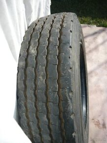 Pneu 215/75 R 17,5 - 1