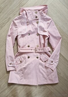 Guess bezova monogram vetrovka bunda a ruzovy trenchcoat - 1