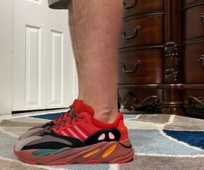 Yeezy 700 hi res Red