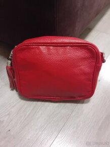 Červená kožená crossbody kabelka na zips s dlhým remienkom