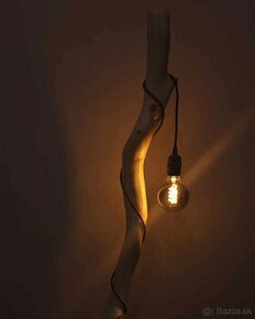 Stojacia drevená lampa