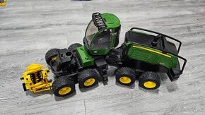 Lesny traktor John Deere od Bruder