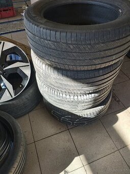 Predám pneumatiky 215/55r17  Michelin letné cena 45€ ks - 1