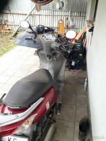 Predam skuter Honda Dylan 125