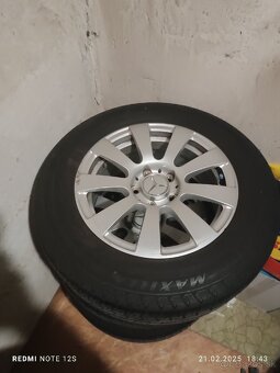 Predám pneumatiky s diskami letné Mercedes.215 65 R16 C