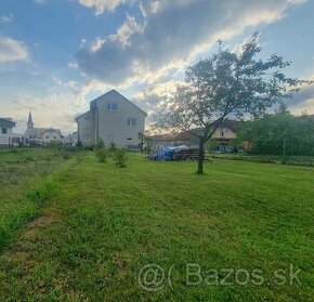 Predaj nádherného pozemku v centre Rakovej