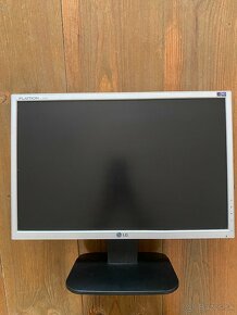 Predám LCD monitor LG 19" - 1