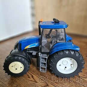 Bruder Traktor New Holland