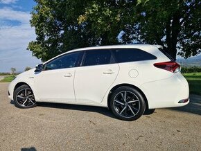 Toyota Auris TS 1.8 l VVT-i Hybrid, odpočet DPH - 1