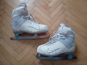 velkost 41,5 - damske ladove korcule NIKE (vnutro 26,5 cm)