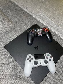 PS4 500GB + hry + joysticky