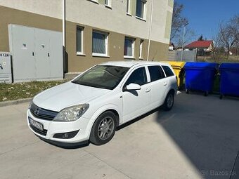 Predám súrne peknú Opel astra combi rok 2009