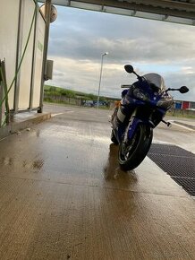 Yamaha yzf r1 - 1