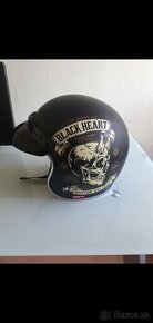 PREDÁM Motorkáraku Helmu Black-Heart Kustom Skull Horn