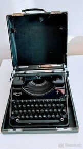 Krásny starožitný písací stroj Hermes media