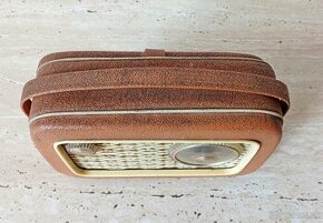 Staré přenosné tranzistorové rádio T2800, rok výroby 1958