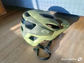 nova prilba oakley drt3 mips