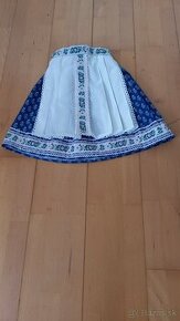 Folklórna sukňa so zasterkou.