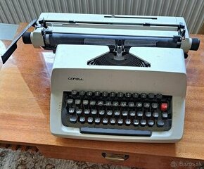 Starý písací stroj, plne funkčný