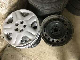 r15 5x100 plechove disky +puklice TOYOTA