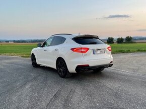 Maserati Levante SQ4 GranSport / V6 / 430 hp / biela