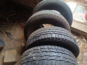 Predám zimné pneumatiky 215/70r15c Nokian