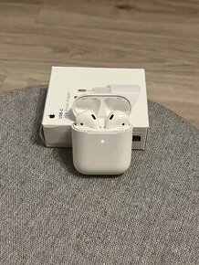 AirPods 1 generácie.