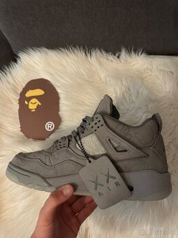 Jordan 4 kaws