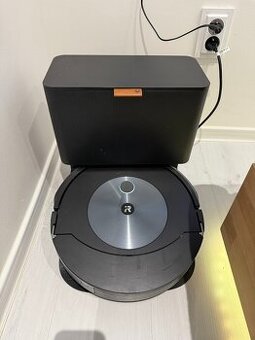 iRobot Roomba j7+ (rok používaný)