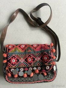 VIACFAREBNÁ CROSSBODY KABELKA