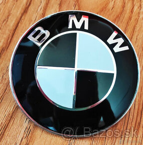 čierno/biely znak na kapotu na BMW