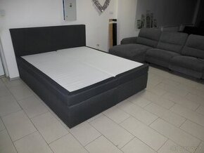 Posteľ boxspring čierna.