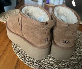 Prodám Luxusní hitové válenky UGG mini - nové 39