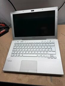 Predám pokazený notebook na náhradné diely zn.Sony Vaio. - 1