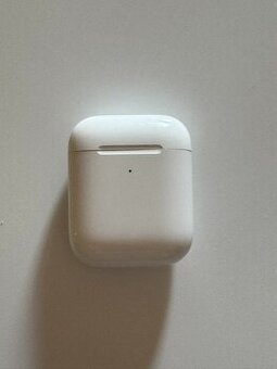 Apple Airpods 2 s bezdratovym nabijanim