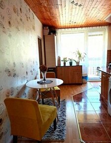 REZERVOVANÝNa predaj 3 izbový byt v centre mesta vo Vranove 
