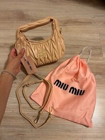 Miu Miu Wander matelassé nappa hobo bag - béžová (MM1)