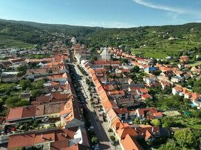 Slnečný pozemok len 1 km od centra Svätého Jura