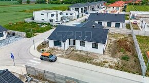 SKOLAUDOVANÝ Rozľahlý 4izbový bungalov s garážou, Topoľnica