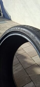 245/35 R19 - 1