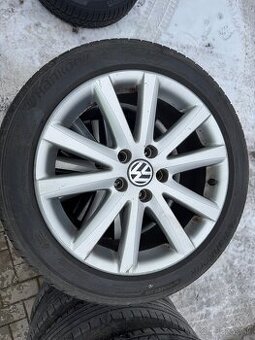 VW Golf Passat Touran 235/45R17