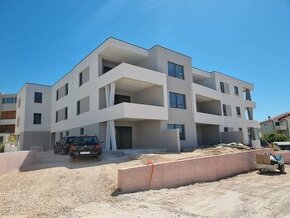 CHORVÁTSKO - Nové apartmány s pivnicou - VODICE