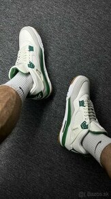 Nike Air Jordan 4 Retro "Pine Green"